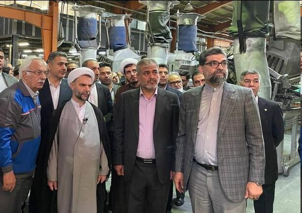 حجت‌الاسلام والمسلمین حمزه خلیلی، معاون اول قوه قضاییه با حضور در شهرک صنعتی شمس‌آباد   از واحد تولیدی و صنعتی ونوس شیشه بازدید کرد